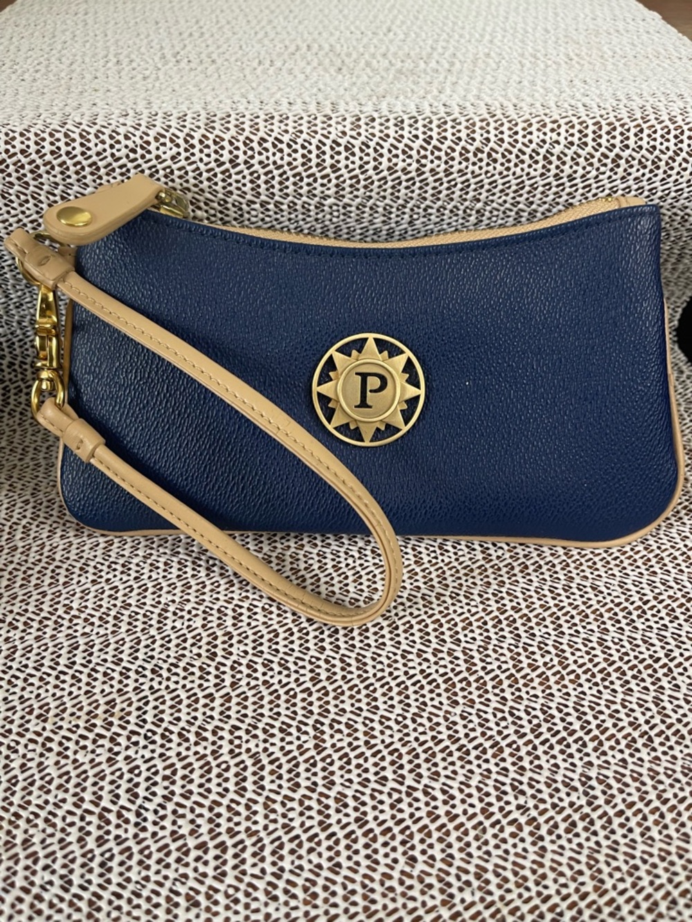New no tag Parazul wristlet wallet, zip closure, pocket inside